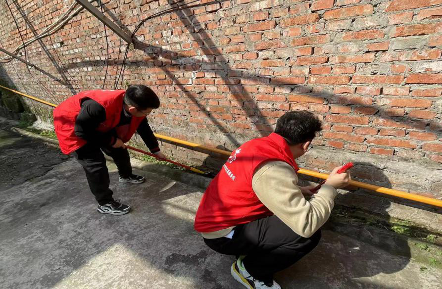 基金公司組織志愿者開展“學(xué)雷鋒文明實踐”主題活動